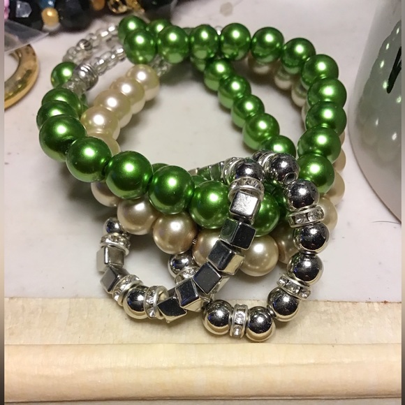 faux pearl bracelet .. 3 strands  stretchy  colors and silver metal  … PBR-1 - Picture 3 of 6